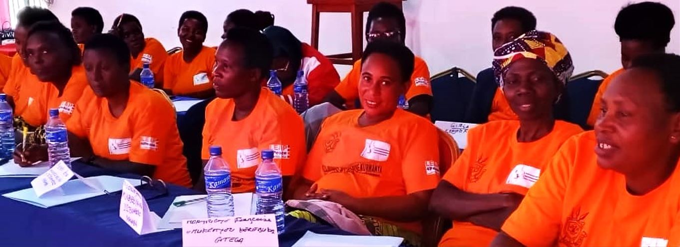 Session de sensibilisation pour la lutte contre les VBG à l'intention des femmes membres des comités de gestion des VSLA multipartites . 